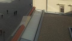 Jednopodlaní stavba za obvodovou zdí není z Hradanského námstí vbec vidt.