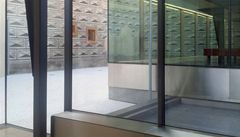 Prosklený pavilon pdorysného tvaru U obsahuje výkus pro strom, který u ale bohuel neexistuje.