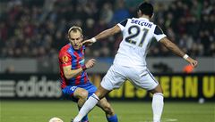 Zleva Daniel Kolá z týmu FC Viktoria Plze a Selçuk ahin z týmu Fenerbahce Istanbul bojují o mí