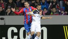 Zleva Marek Bako z týmu FC Viktoria Plze a Moussa Sow z týmu Fenerbahce Istanbul bojují o mí