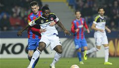 Zleva Michal uri z týmu FC Viktoria Plze a Joseph Yobo z týmu Fenerbahce Istanbul bojují o mí
