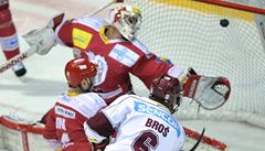 Michal Bro� ze Sparty st�ílí první branku t�ineckému branká�i Petru Hamerlíkovi, vlevo je hrá� T�ince Radek Bonk