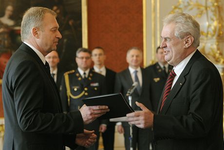 Prezident Milo Zeman jmenoval Vlastimila Picka ministrem obrany