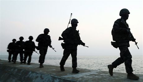Jihokorejtí mariáci na ostrov Jon-pchjong, jen ped temi lety ostelovala armáda KLDR.  