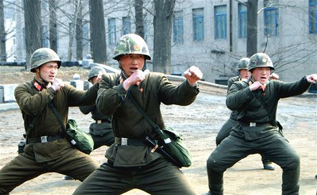 Severokorejtí vojáci trénují bojové chvaty. Pchjongjang zuí kvli spoleným vojenským manévrm jiního souseda a Spojených stát. 