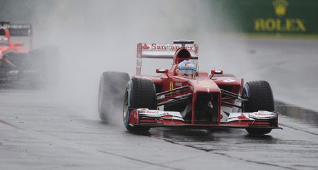 panlský pilot Fernando Alonso ze stáje Ferrari pi závod v Melbourne