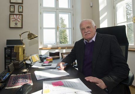 Bývalý prezident Václav Klaus zapózoval ve své nové pracovn.