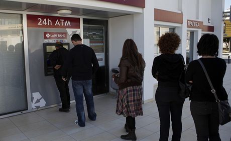 Lid na Kypru vybraj penze z bankomat