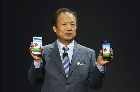 JK Shin, prezident IT and Mobile Communication Division, pedstavuje nejnovjí verzi smartphonu Samsung Galaxy S4 