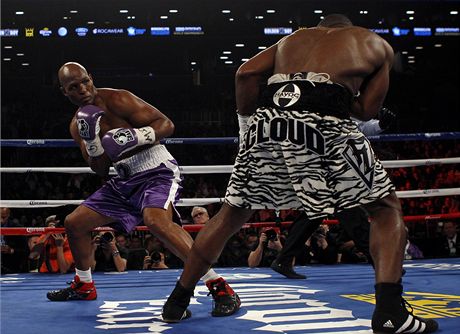 Bernard Hopkins (vlevo) a Tavoris Cloud 