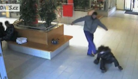 Agresor zbil v nákupním centru sedícího mue.