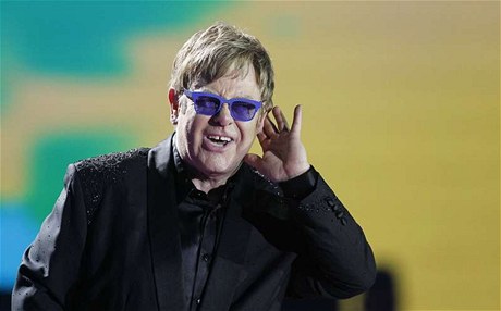 Elton John na koncertu v Chile, bezen 2013