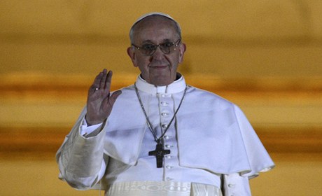 Bílý kou, zvony a radost v ulicích. Novým papeem se stal Argentinec Bergoglio