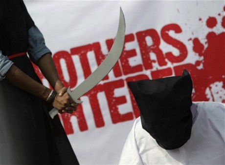 Demonstrace proti popravám v Saúdské Arábii v bangladéské metropoli Dháce. V roce 2011 Rijád popravil est námezdních dlník pvodem z Bangladée.   