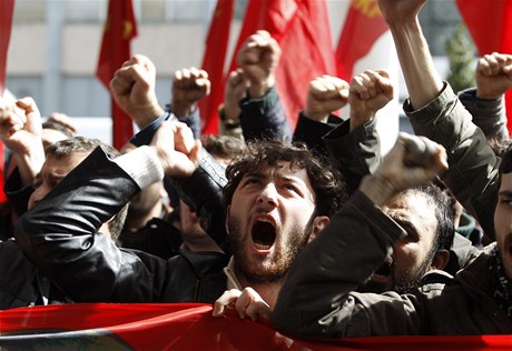 Protesty tureckých komunist v Istanbulu proti opoziní Syské národní koalici