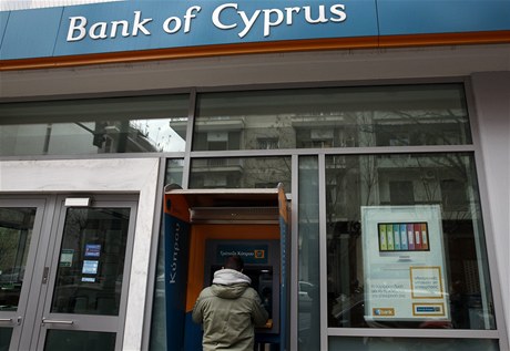Kypřané vybírají z bankovních účtů peníze. Bojí se zdanění svých vkladů.
