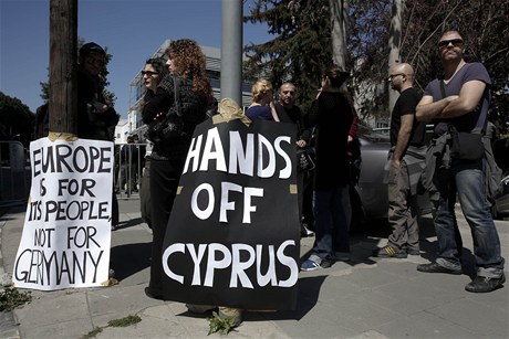 Kypertí demonstranti proti záchrannému plánu eurozóny.