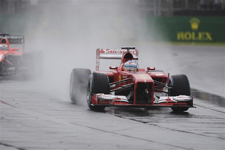 panlský pilot Fernando Alonso ze stáje Ferrari pi závod v Melbourne