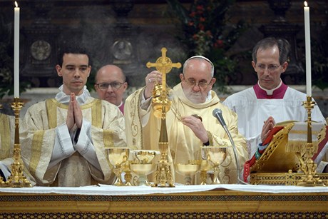 Nov zvolený pape Frantiek ve tvrtek slouil svou první mi, která oficiáln ukonila konkláve - shromádní kardinál volících nejvyího pontifika. 