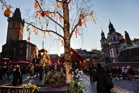 Na Staroměstském a Václavském náměstí v Praze začaly tradiční velikonoční trhy. Kromě stánků s velikonočním zbožím a laskominami bude připraven i kulturní program. Oslavy největších křesťanských svátků, které v metropoli potrvají do 7. dubna, se po