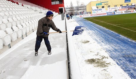 V JIhlav se odklízí sníh.