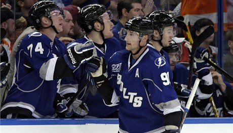 Tampa Bay Lightning. Zleva Palát (74) a Stamkos (91)