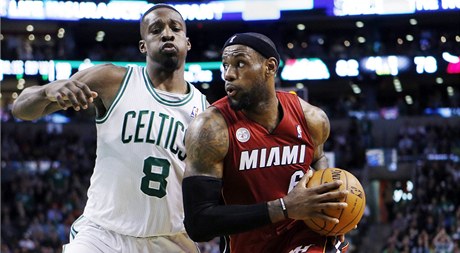 LeBron James z Miami Heat v utkání proti Bostonu Celtics.