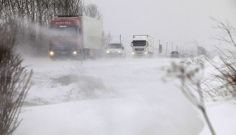 Sníh zasypal silnici mezi Doullens a Amiens, severní Francie.