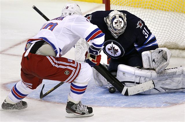 eský gólman Winnipegu Jets Ondej Pavelec a Marián Gáborík z New Yorku Rangers
