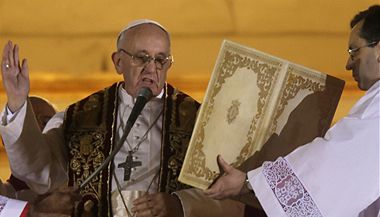 Nově zvolený papež František I. hovoří z Baziliky svatého Petra ve Vatikáně.
