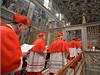 Kardinálové míí do Sixtinské kaple.