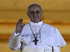 Bílý kou, zvony a radost v ulicích. Novým papeem se stal Argentinec Bergoglio