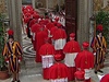 Kardinálové vcházejí do Sixtinské kaple. 