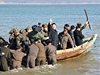 Kim ong-un vyplouvá na inspekci vojenské jednotky u hranice s Jiní Koreou.