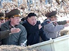 Vdce Kim se dívá pes hranici k jihokorejským sousedm.