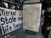 Protesty v hlavním mst Kypru. 'Merkelová, ukradla jsi nae úspory,' stojí na baneru ped parlamentem v Nikósii. 