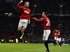 Radost fotbalist Manchesteru United Robina Van Persieho (vpravo) Wayna Rooneyho
