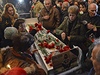 Lidé kladou kvtiny na rakev bulharského Palacha Plamena Goranova.