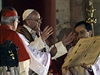 Pape Frantiek I. promlouvá k vícím, kteí se seli ped Svatopetrskou bazilikou ve Vatikán.