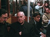 Jorge M. Bergoglio jako kardinál asto jezdil v Buenos Aires metrem spolu s chudími obyvateli. 