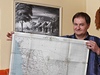 Lumír Novotný, jeden z 66 zajatých echoslovák v Angole, ukazje mapu zem. 