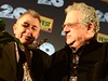 Britský producent Jeremy Thomas (vpravo) pevzal v Praze cenu Kristián pi zahájení 20. roníku filmové pehlídky Febiofest. Vlevo je editel festivalu Fero Feni. 