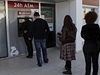 Lidé na Kypru vybírají peníze z bankomat