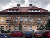 Dvojdm pro bratry Karla a Josefa apky (19221924) v Praze na Vinohradech je ovlivnn Kotrovými stavbami. 