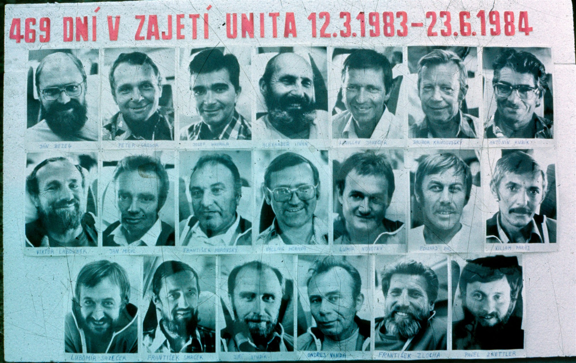 469 dní strávili v zajetí, �eny a d�ti povstalci propustili "u�" po 111 dnech. Stejn� tak u�inili v p�ípad� nemocných mu��.