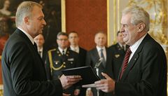 Zeman jmenoval Picka ministrem obrany. M ho za odbornka