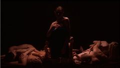 Fyzické divadlo mysli. Lukas v hlav� Aurory (Jurga Jutaite, v pop�edí) narazí na leccos ne�ekaného.