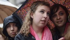 Nad improvizovaným komínem Sixtinské kaple se objevil �erný kou�. Podle o�ekávání signalizuje, �e v prvním hlasování kardinálové nevybrali nového pape�e.