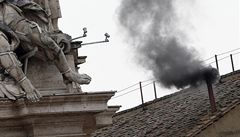 �erný dým stoupá nad Sixtinskou kaplí. Volba nového pape�e se op�t nezda�ila.