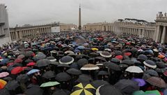 Ani de�tivé po�así neodradilo tisíce lidí od p�ihlí�ení volb� nového pape�e.